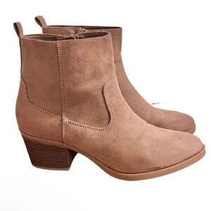 Old Navy- Suede Western Ankle boots in
Mocha Latte